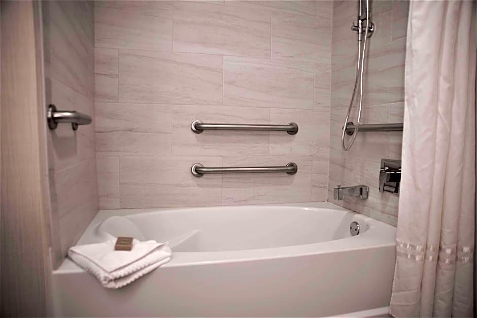Photo 1 of 2 of 1 King Bed, Hearing/Mobility Accessible, Bathtub, Corner, Balcony