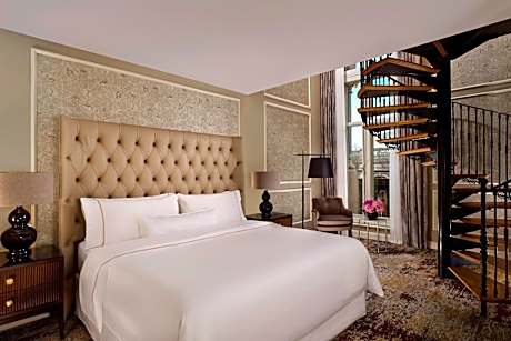 One-Bedroom Bi-Level Library King Suite with City View