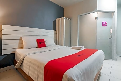 RedDoorz Plus near Asia Afrika 3