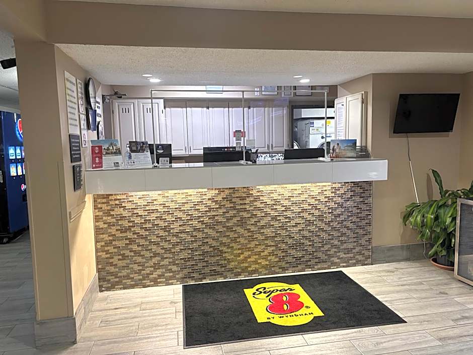 Super 8 by Wyndham Mundelein/Libertyville Area