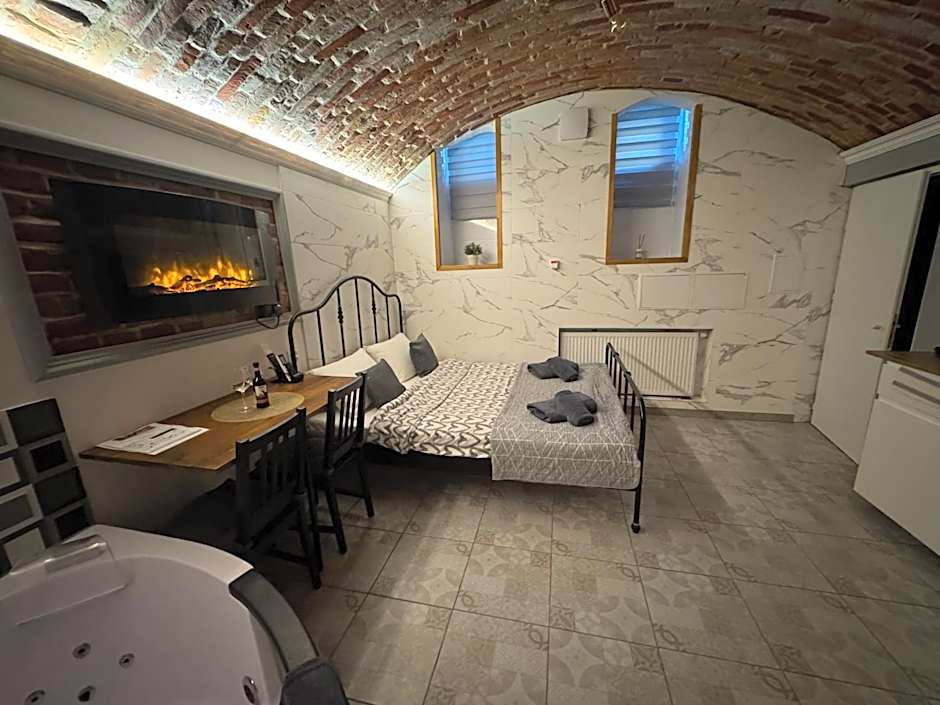 UNDERGROUND Jacuzzi Rooms