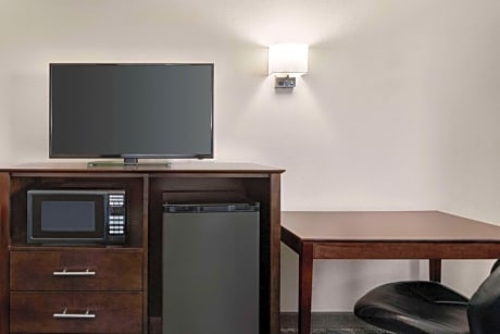 Accessible King Room with Bathtub - Non-Smoking