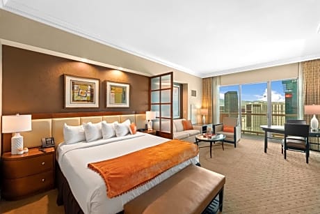 Lucky Gem Penthouse & Luxury Suites at Signature Resort, Balcony Strip View 2605