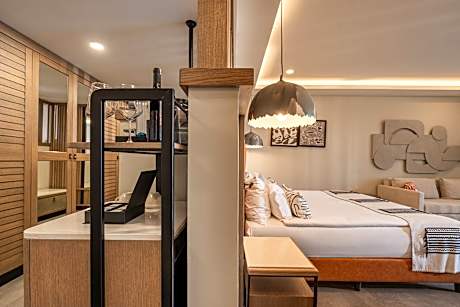 Swim Up Suite with Jacuzzi - 16 Years Old and Above Only