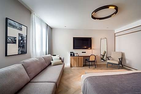 Family Room (1 King Bed)