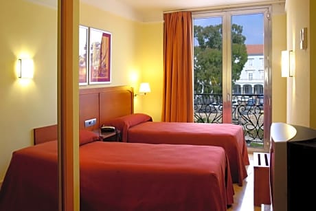 DOUBLE OR TWIN ROOM (1 ADULT)