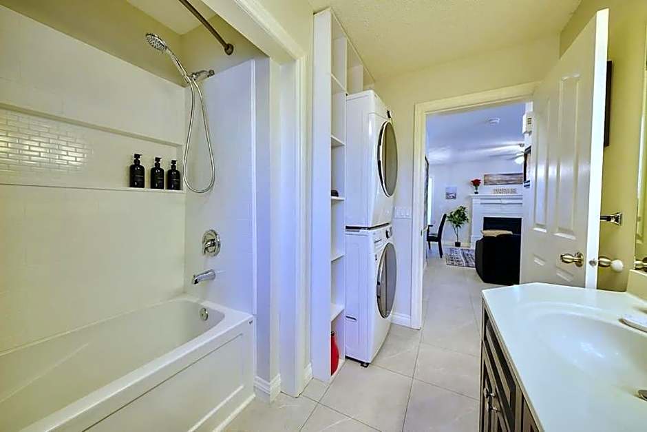 Casa Pura Vida Hot Tub, Pool & Ping Pong Tables w Backyard & BBQ Come stay