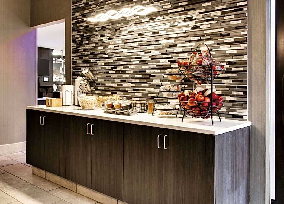 La Quinta Inn & Suites by Wyndham Cleveland Airport West