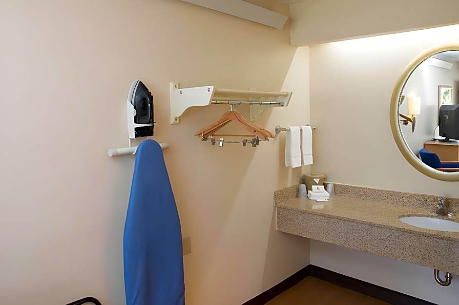 Red Roof Inn Cincinnati Northeast - Blue Ash – Cincinnati, OH