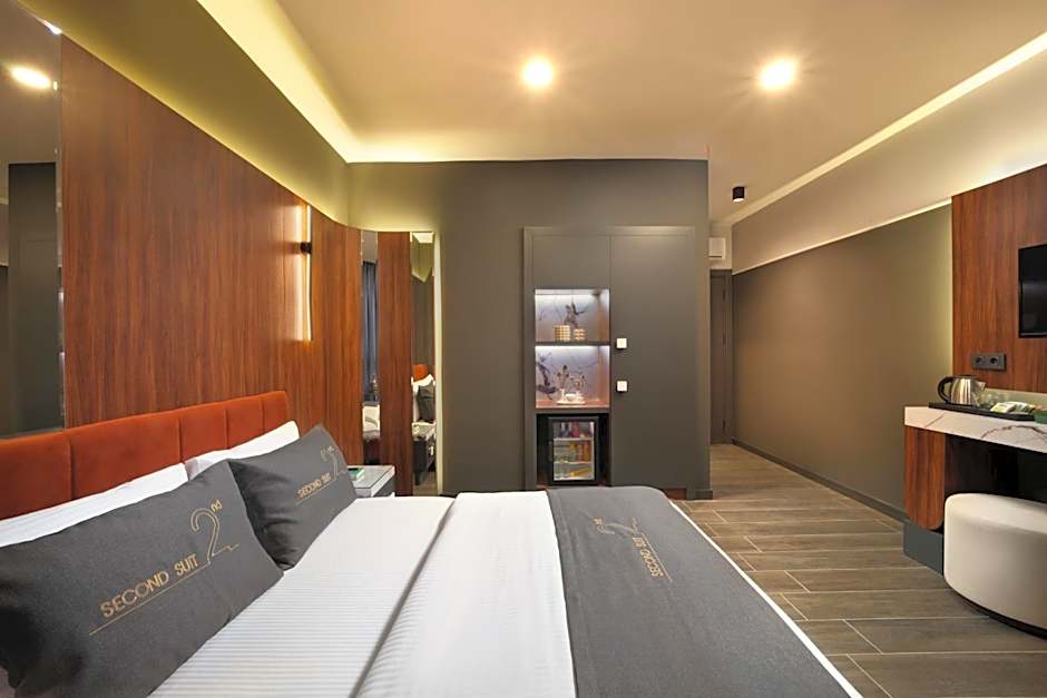 Second Suit Hotel