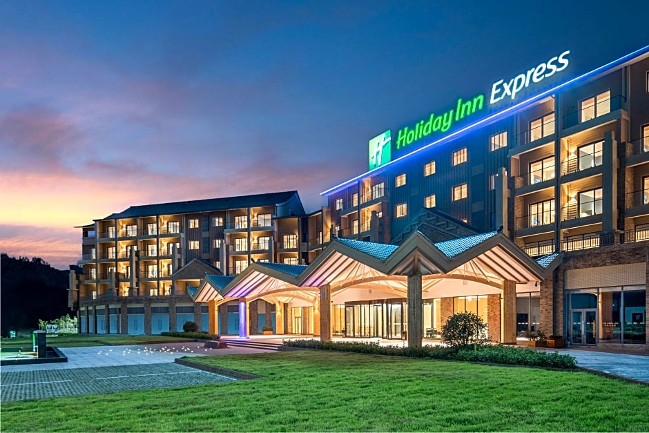 Holiday Inn Express Wawu Mountain
