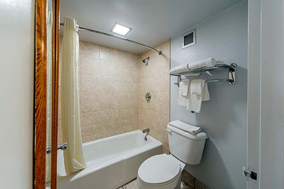 Econo Lodge Inn & Suites Bricktown