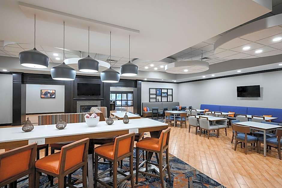 Hampton Inn By Hilton Evansville Airport