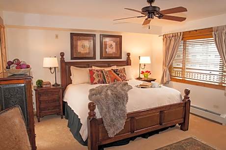 Deluxe Four-Bedroom Apartment