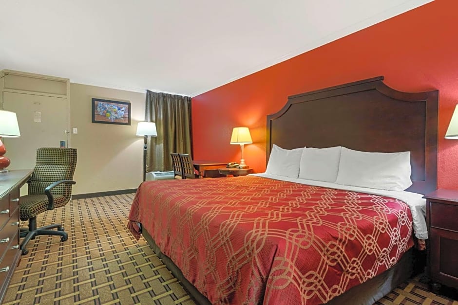 Econo Lodge Near Fort Stewart, Bar, Restaurant, Laundry Facility