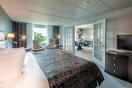 Signature Suite with River View