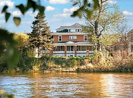 Goldsmith's River Front Inn