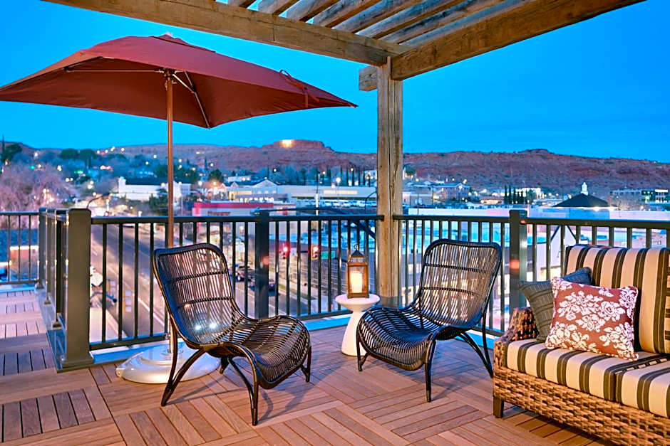 THE ADVENIRE, AUTOGRAPH COLLECTION