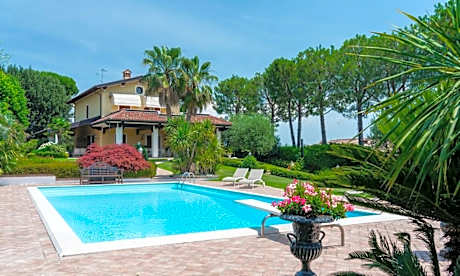 VILLA ELENA  Elegante Villa Vista Lago con Piscina