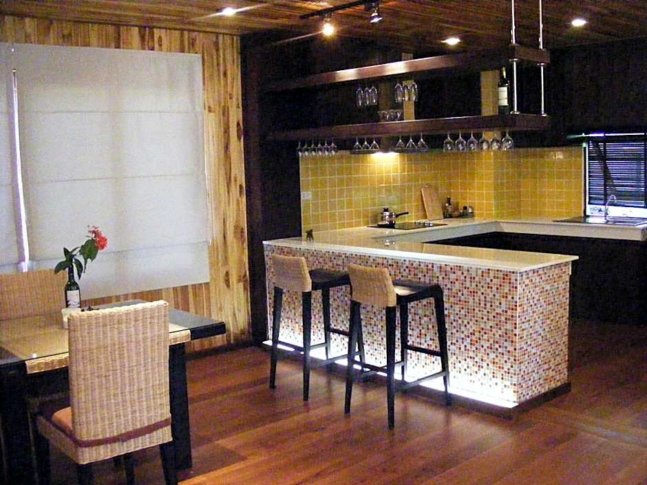 Baan Banyan Villa, wood house short walk to Mae Nam beach