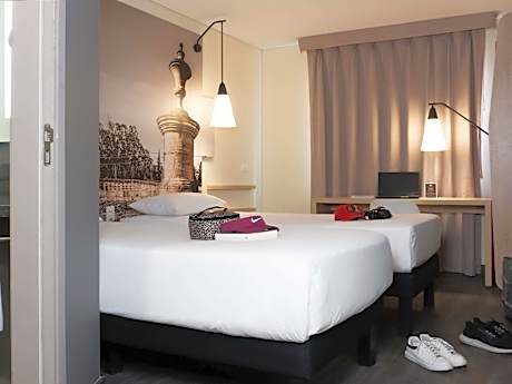 Standard room with two single beds