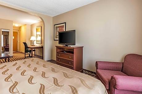 1 King Bed, Suite, Nonsmoking