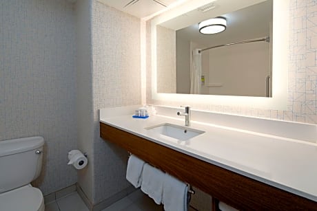Queen Room with Two Queen Beds - Disability Access with Bath Tub