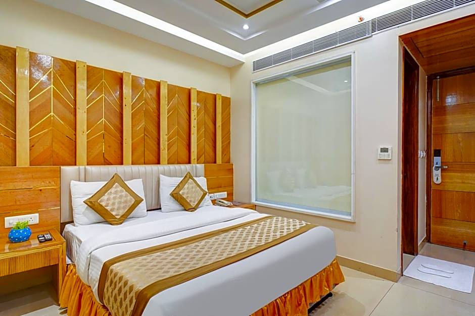 Hotel Gold Palace - 03 Mins Walk From New Delhi Railway Station