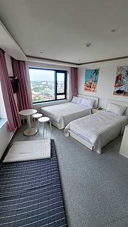 Deluxe Ocean View Family Room