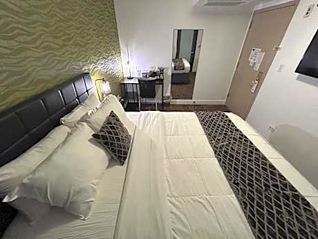 Standard Interior Queen Bed Room (No Exterior Access)