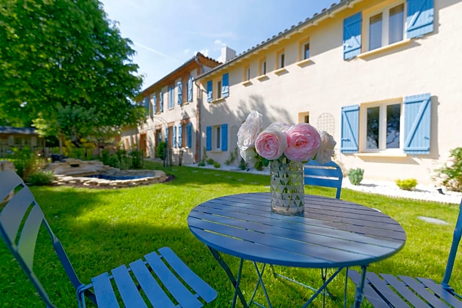 Chalet de charme climatisé, son Jacuzzi - SPA privatif et la piscine de la Maison Bleue du Gers