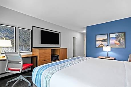 1 King Bed Non-Smoking