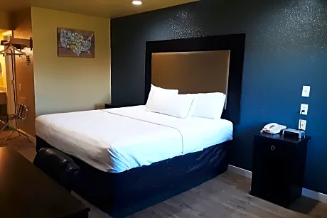 Room with Queen Bed Accessible