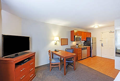 1 Queen Studio Suite Full Kitchen