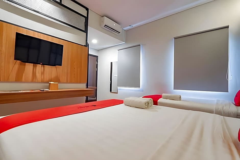 RedDoorz Plus @ Doorman Guest House