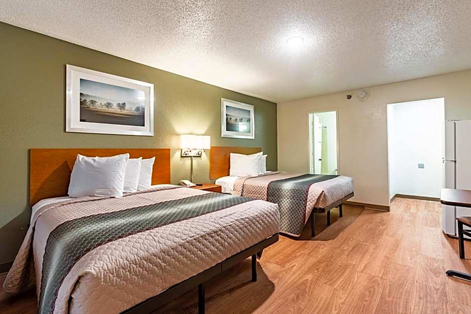 HomeTowne Studios by Red Roof Atlanta - Norcross Downtown