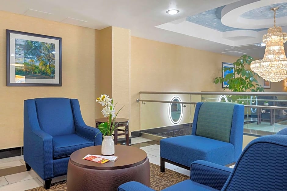 Comfort Inn & Suites near JFK Air Train