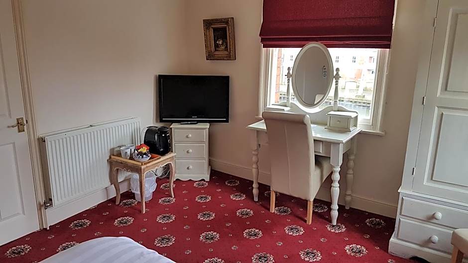 Lil's On The Waterfront