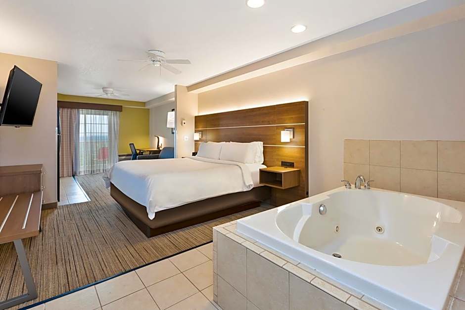 Holiday Inn Express & Suites Petoskey by IHG