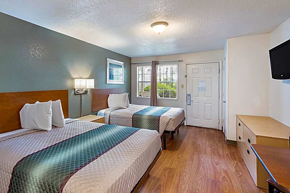 HomeTowne Studios by Red Roof Atlanta - Lawrenceville