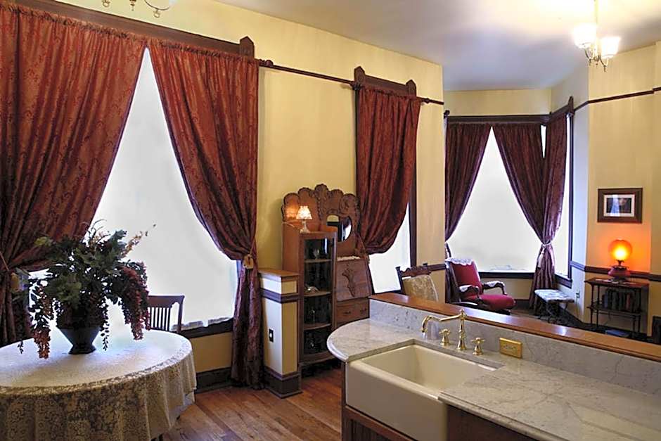 Martin & Mason Hotel