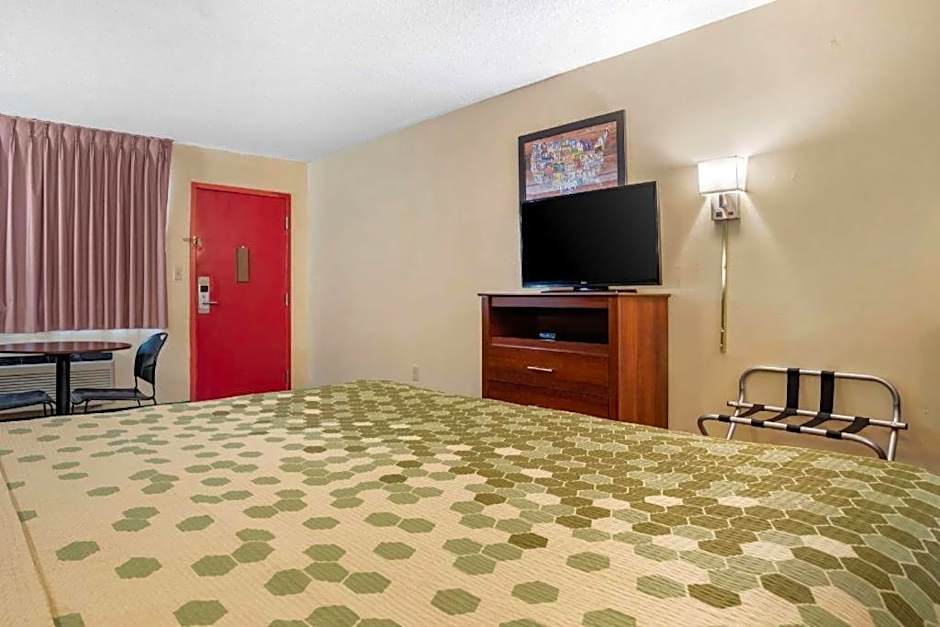 Econo Lodge Inn & Suites Forest