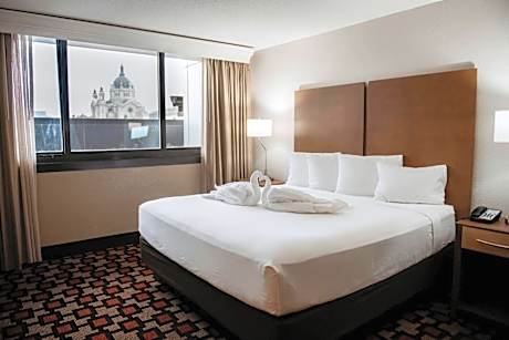 King Room with Roll-in Shower - Disability Access/Non-Smoking