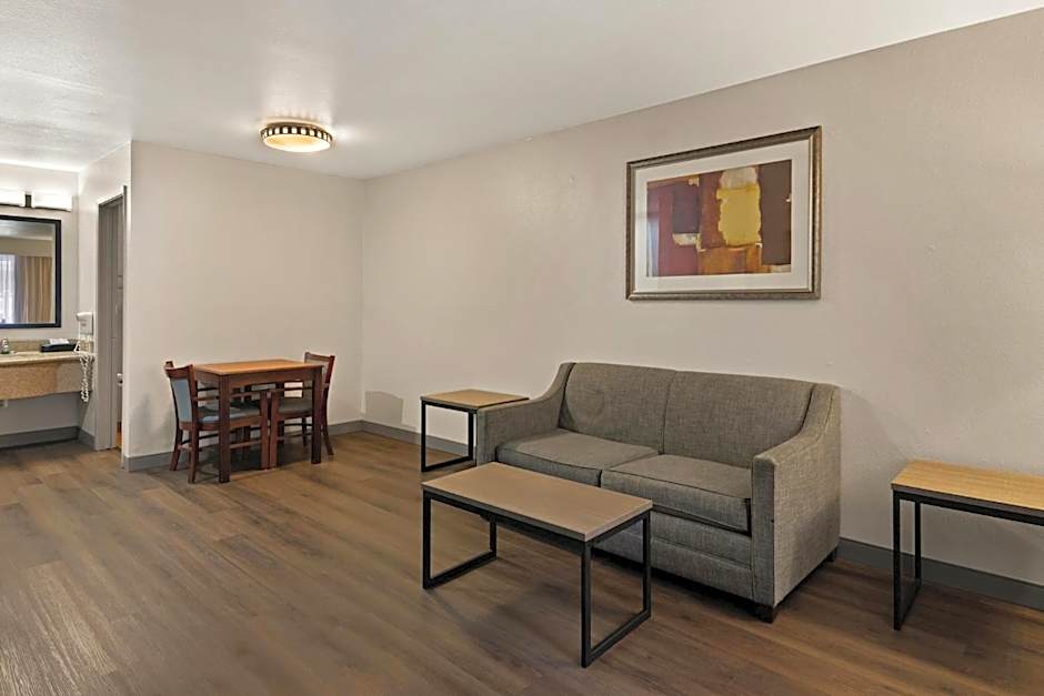 Red Roof Inn & Suites Irving - DFW Airport South