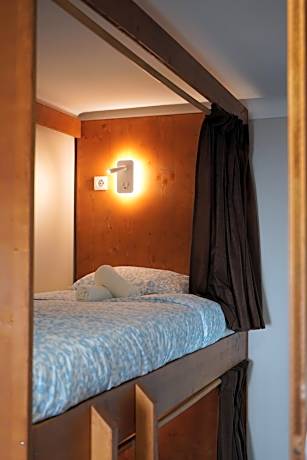 Single Bed in Mixed Dormitory Room