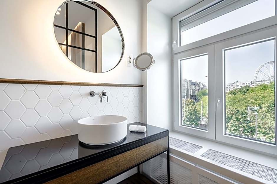 Budapest Eye- Boutique Suites, by BQA