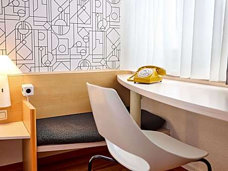 Standard Room with 2 single beds