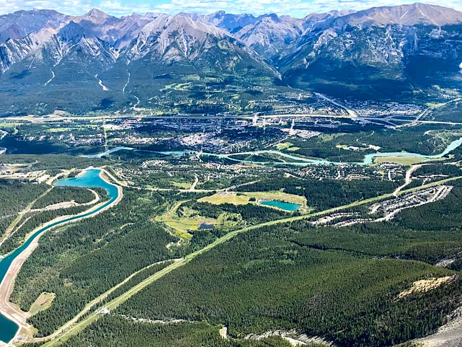 Inviting Rocky Mountain HOT TUB in Top Rated Condo managed by Little Sister Getaways