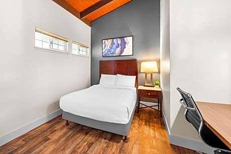 Efficiency Suite - 2 Queens, 1 Double - Non Smoking