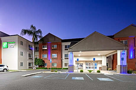 Holiday Inn Express and Suites Tulare By IHG